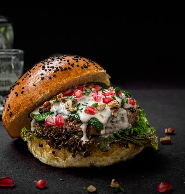 La nogada la preparan con queso de cabra, nuez de castilla, almendras y más / Foto: Cortesía Butcher & Sons