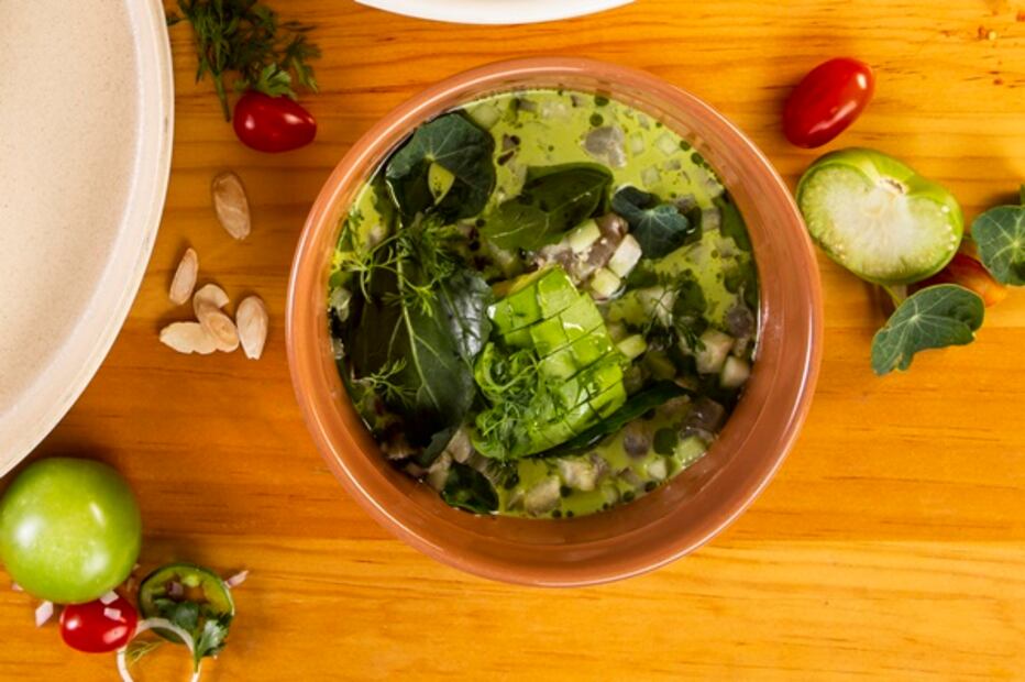 Un ceviche fresco acompañado de aguacate y quelites.