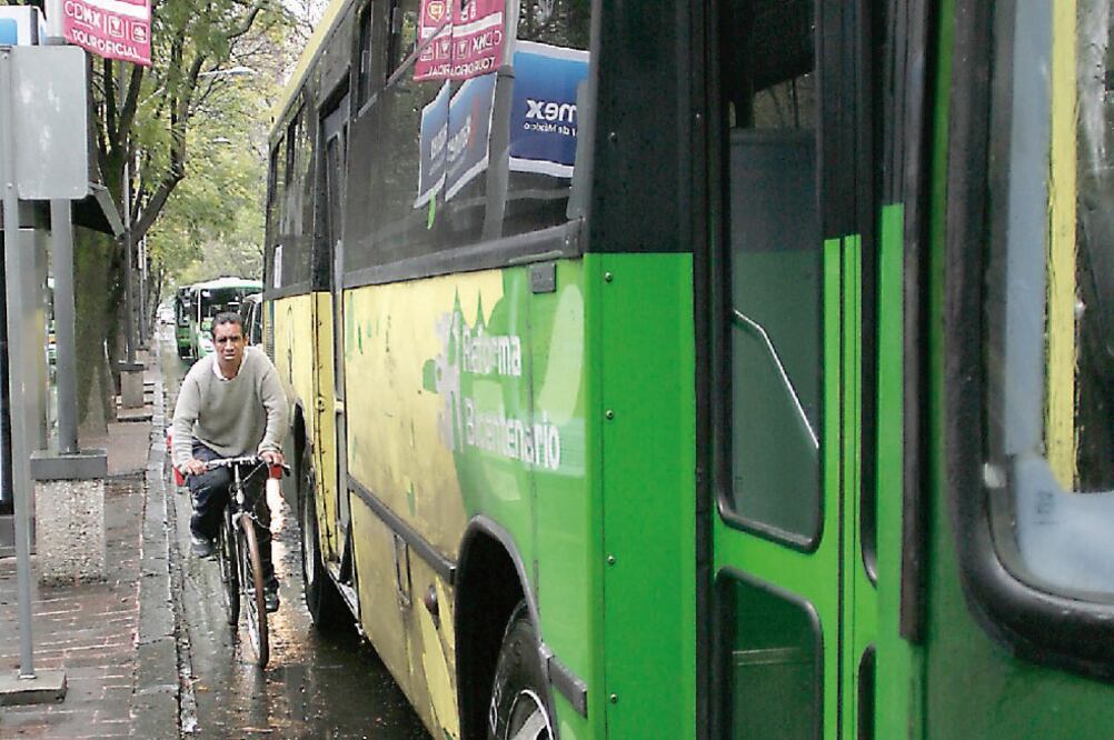 Sobre Paseo de la Reforma no se cumple la distancia de metro y medio que, según el Reglamento de Tránsito, debe haber entre ciclistas y vehículos (IVÁN STEPHENS. EL UNIVERSAL)