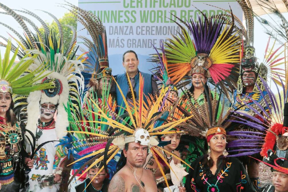 Durante su recorrido en Teotihuacán, el gobernador recibió el certificado Guinness World Records por la danza ceremonial más grande del mundo. (ESPECIAL)