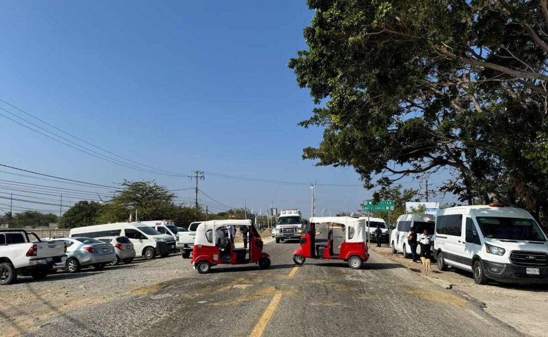 Los despedidos bloquearon el paso vehicular hacia las zonas norte y oriente del Istmo de Tehuantepec. Foto: Especial