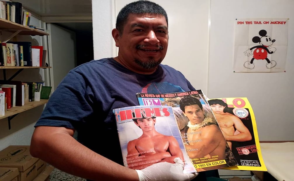Alonso colecciona revistas para homosexuales de los años 90. Recuerda que acudir a un puesto de periódicos era pasar un momento bochornoso, pues el voceador alzaba la voz para hacer notar que compraría una revista para gays, “evidentemente, te ponías rojo”. Cortesía Eloy Linares.
