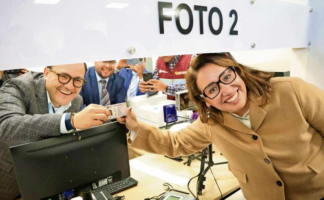 El secretario de Movilidad, Daniel Sibaja, y Azucena Cisneros Coss, alcaldes a 50 de Ecatepec, inauguraron el módulo de licencias en Paseo Ventura 22 de enero. Foto: Luis Camacho / EL UNIVERSAL