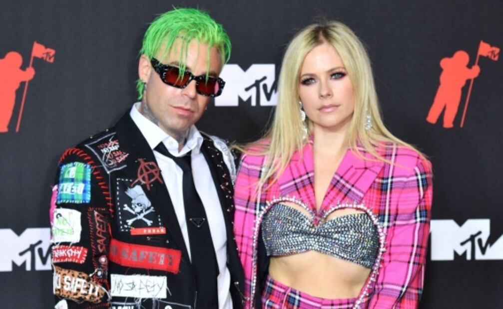 Avril Lavigne disfruta del amor y de su eterna juventud