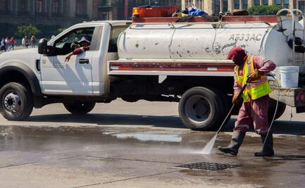 Realizan trabajos de limpieza en el Zócalo de la CDMX tras marcha de la Generación Z