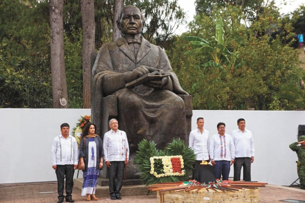 Andrés Manuel López Obrador conmemoró el 213 aniversario del natalicio del expresidente Benito Juárez, frente a su monumento, en Oaxaca. (EDWIN HERNÁNDEZ. EL UNIVERSAL)