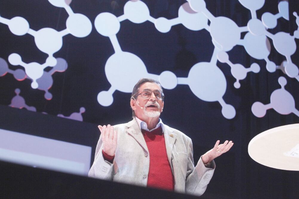 Álvaro Matute durante una conferencia en la UNAM, en 2013. (ARCHIVO EL UNIVERSAL)