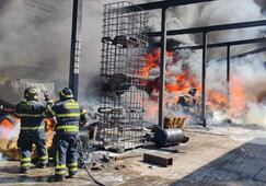 Incendio en bodega de poliuretano en Iztapalapa genera grandes columnas de humo; fuego fue confinado y no representa riesgo: Bomberos