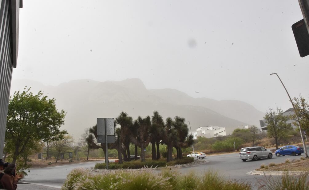 Contaminación por polvos y vientos de Coahuila y Texas al poniente del Área Metropolitana de Monterrey. Foto: Emilio Vazquez / EL UNIVERSAL