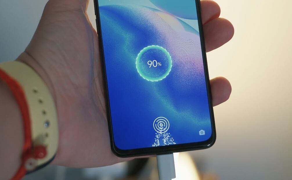 Esto es lo que puede pasar si dejas cargar tu celular con la funda puesta. Foto: Unsplash