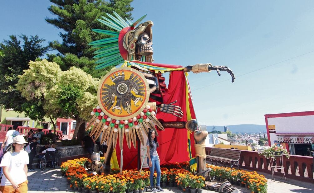 Con una altura de aproximadamente ocho metros, el personaje de
Cuauhtémoc se podrá observar en la Plazuela Fray Toribio. Foto: Omar Contreras / EL UNIVERSAL
