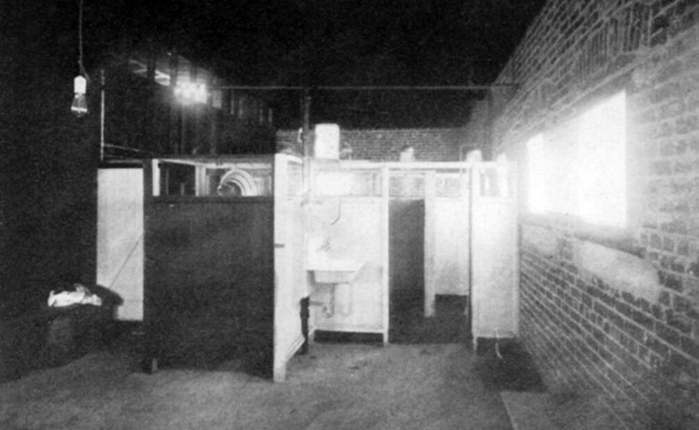Baño en el centro de desinfección en El Paso. The Bryan Daily Eagle publicó en 1917 que “los mexicanos ‘se la voltean’ a El Paso”, pues autoridades juarenses establecieron “medidas vengativas” y detuvieron a todo tejano que cruzó el puente internacional para exigir su “comprobante de desinfección”. Foto: US Public Health Service/ESPECIAL