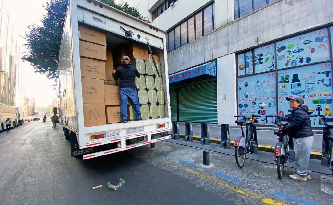 A bordo de camionetas, comerciantes de origen asiático trasladaron cajas de mercancía china que sacaron trabajadores del edificio ubicado en Nezahualcóyotl número 109, en la colonia Centro. Foto: Alberto Acosta | El Universal