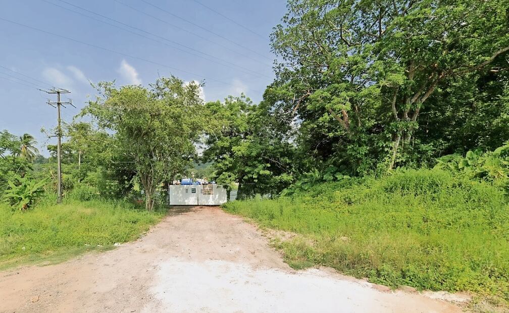 En julio, en el terreno había tubos y almacenes, una especie de grúa y el letrero de propiedad privada. Foto: Google Maps