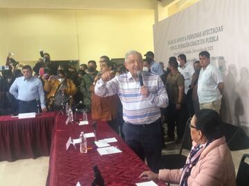 Manifestantes dan portazo en evento de AMLO en Puebla