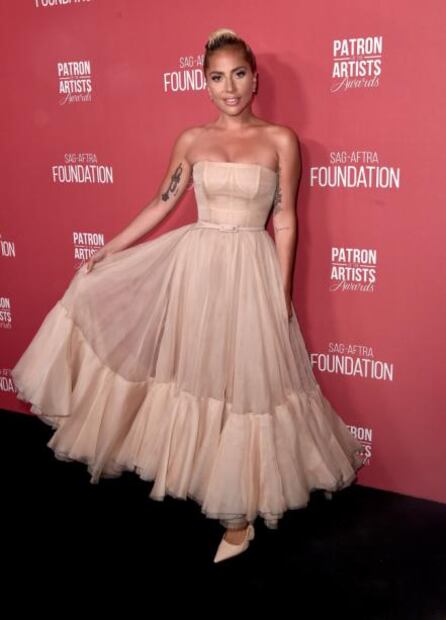 Lady Gaga y Natalie Portman (casi) usan el mismo vestido Dior y no sabemos quién luce mejor