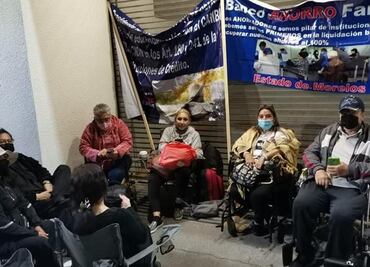 Por más de 24 horas, afectados de Famsa “toman” el IPAB; autoridades se niegan a atenderlos