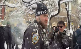 VIDEO: Policía de Nueva York investiga ataque con bolas de nieve a oficiales en Manhattan; "trátenlos con respeto", pide alcalde