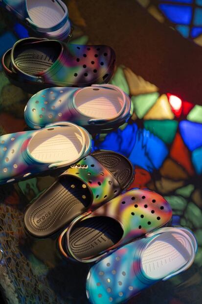 Crocs lanza colección multicolor Solarized en México 