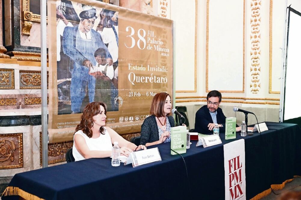 Mónica Lavín (al centro) presentó su libro Mexicontemporáneo, acompañada de Rosa Beltrán y Gerardo Laveaga (ADÍN XOLALPA. EL UNIVERSAL)