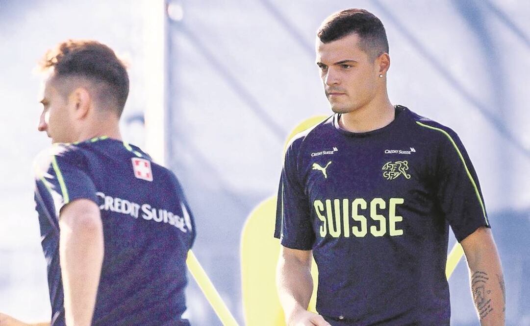 Granit Xhaka (der.), convencido de que pueden seguir en pelea (FABRICE COFFRINI. AFP)