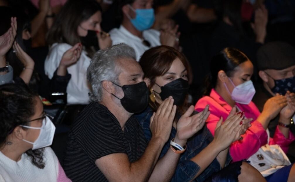 Juan Pablo Medina reaparece sonriente en evento público tras amputación de una de sus piernas