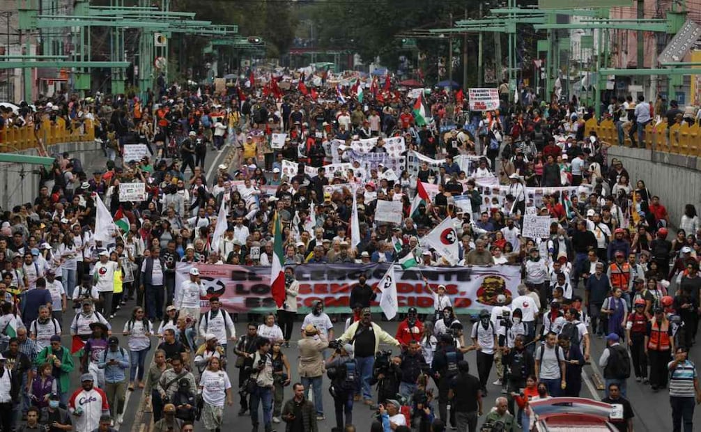 Marcha que encabeza el Comité 68 avanza sobre Eje Central este jueves 2 de octubre de 2025, a 57 años de la matanza de 1968. Foto: Diego Simón Sánchez/ EL UNIVERSAL