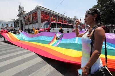 Colectivos LGBTTTI bloquean accesos a palacio legislativo de Toluca; exigen se apruebe el matrimonio igualitario