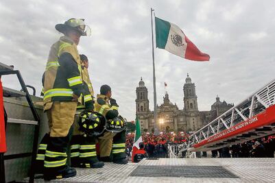 Entregan equipo de altura a bomberos de la CDMX