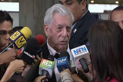 Hospitalizan a Mario Vargas Llosa tras sufrir caída en su casa