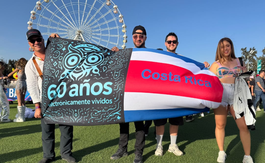 Fans de la música electrónica celebran en el EDC México 2026. Foto: César González/EL UNIVERSAL.