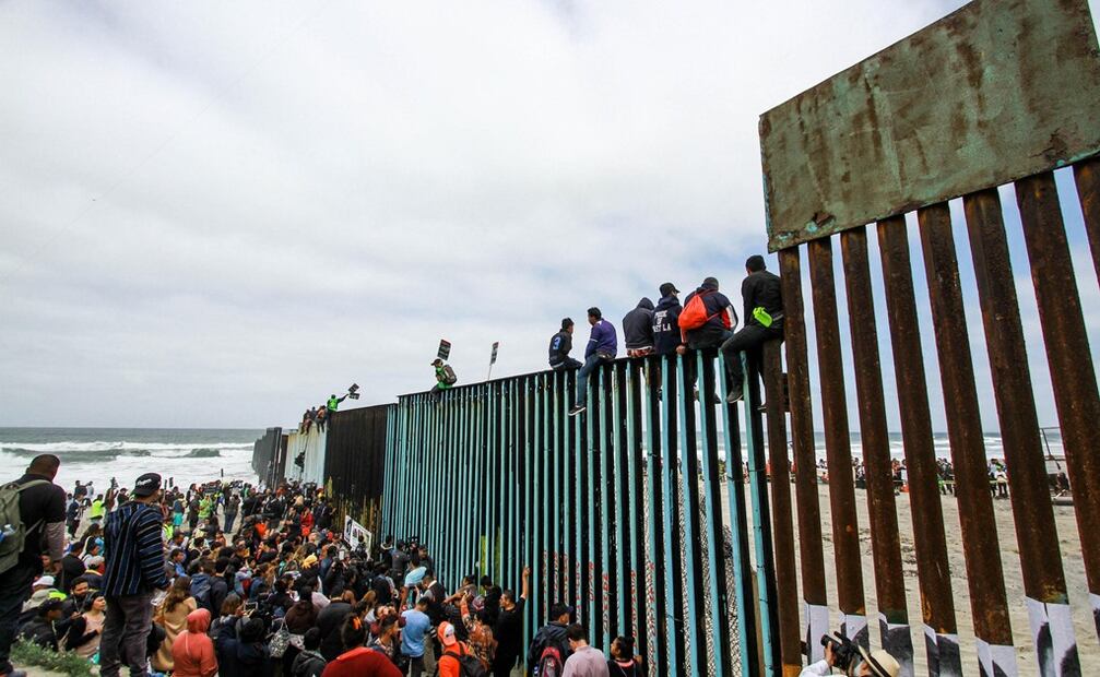 En junio, Biden anunció reglas que impiden que se conceda asilo a los migrantes cuando las autoridades estadounidenses consideren que la frontera sur está saturada. Foto: EFE