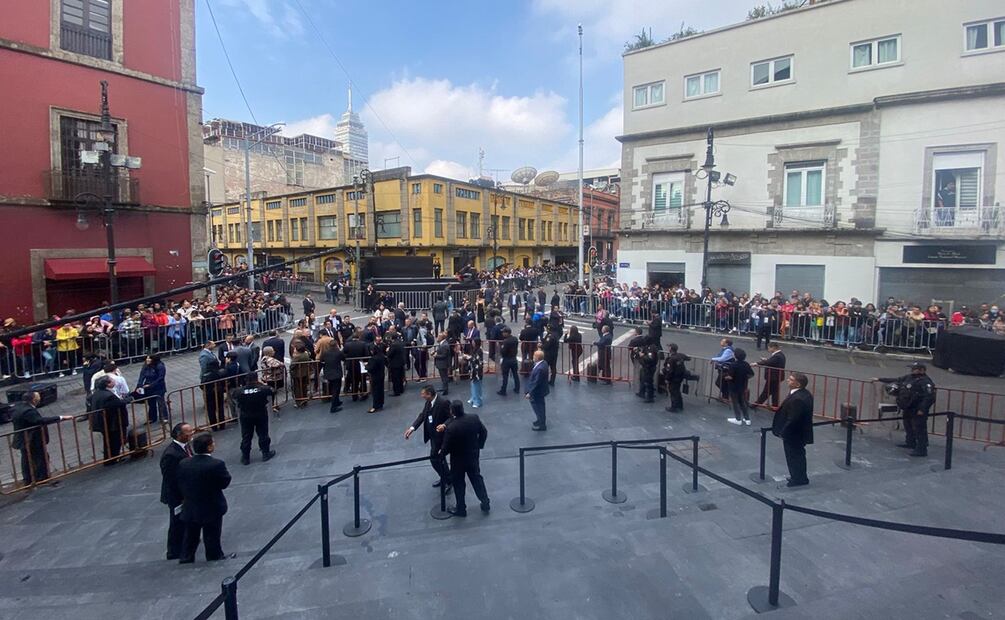 Esperan simpatizantes de Batres su arribo al Congreso local. Foto: Alberto Acosta