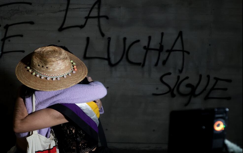 Xchell, persona no binaria y promotora de derechos humanos, acusó que a 12 meses de la muerte de Ociel Baena y Dorian Nieves, hay dudas de las causas de las muertes. Foto: Carlos Mejía/EL UNIVERSAL
