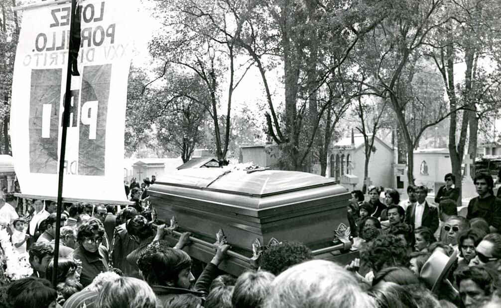 Cientos de billeteros y conocidos de Sara Ornelas asistieron a su funeral en el Panteón Dolores. "[Ornelas] supo conquistar derechos y responsabilidades, ya que fue lideresa honesta que luchó por sus compañeros", comentó Juan Bremer, entonces subsecretario de la Presidencia. Foto: Archivo EL UNIVERSAL/José Hernández.