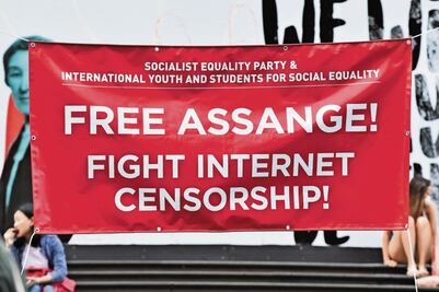 Papá de Assange pide que Australia extradite a su hijo