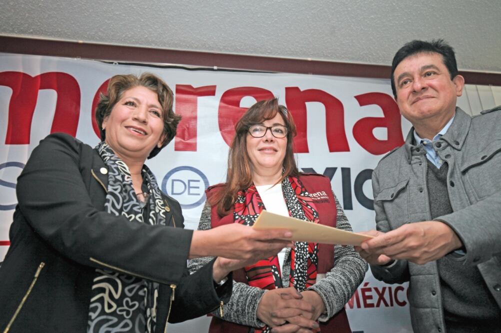 Delfina Gómez (Izq.), acompañada por la senadora Yeidckol Polevnsky, fue la primera en registrarse como aspirante a la candidatura por Morena en Edomex (JORGE ALVARADO. EL UNIVERSAL)