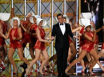 Stephen Colbert se burla de Donald Trump en los Emmy