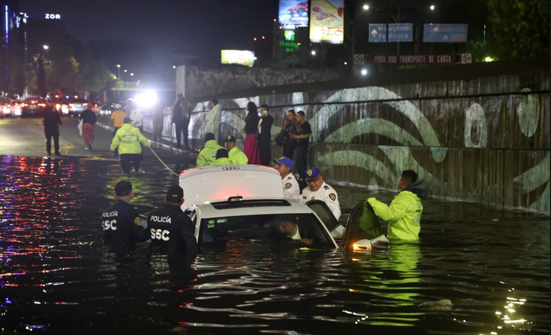 Policías de la CDMX laboran en el rescate de más de 20 vehículos que quedaron atrapados en el bajo puente de Viaducto Río de la Piedad al cruce con Francisco del Paso y Troncoso, tras las fuertes lluvias que se registraron, el 2 de junio de 2025. Foto: Valente Rosas/EL UNIVERSAL