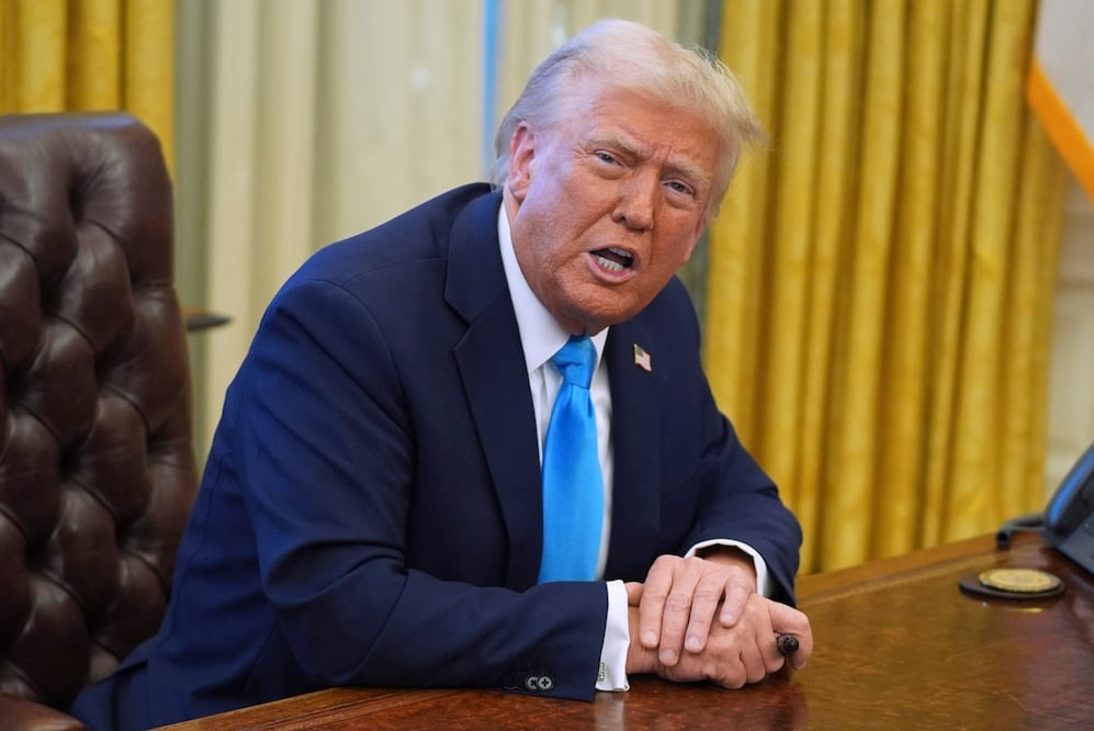 El presidente Donald Trump habla con los periodistas mientras firma órdenes ejecutivas en la Oficina Oval de la Casa Blanca, el martes 4 de febrero de 2025, en Washington. Foto: AP/Archivo