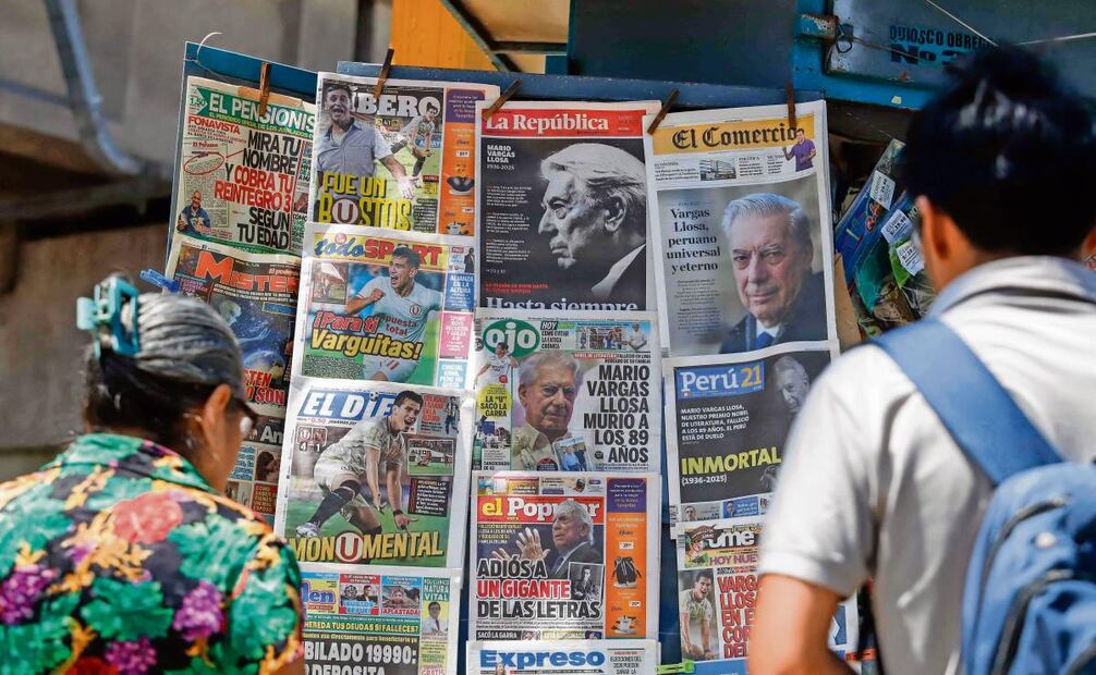 Ciudadanos de Lima observan las portadas de los diarios que el lunes reportaban la muerte del Nobel. (16/04/2025) Renato Pajuelo | AFP