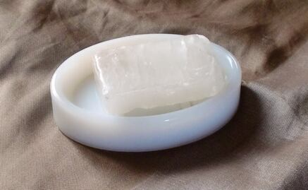 De qué está hecha la piedra de alumbre y cómo se usa