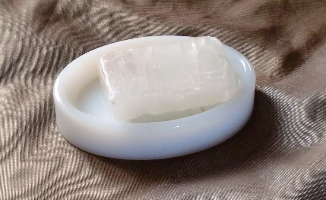 La piedra de alumbre es una alternativa a los desodorantes con aluminio y otros químicos. Foto: Wikimedia Commons 