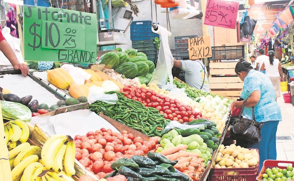 Entre los genéricos cuyos precios más influyeron a la baja están: el chayote con una contracción quincenal de 13.10%; cine, 10.01%; transporte aéreo, -8.42%; jitomate, -8.78%; plátanos, -1.05%.