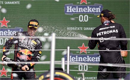 Lewis Hamilton pasó de héroe a villano en México y el noble gesto de Checo Pérez con él