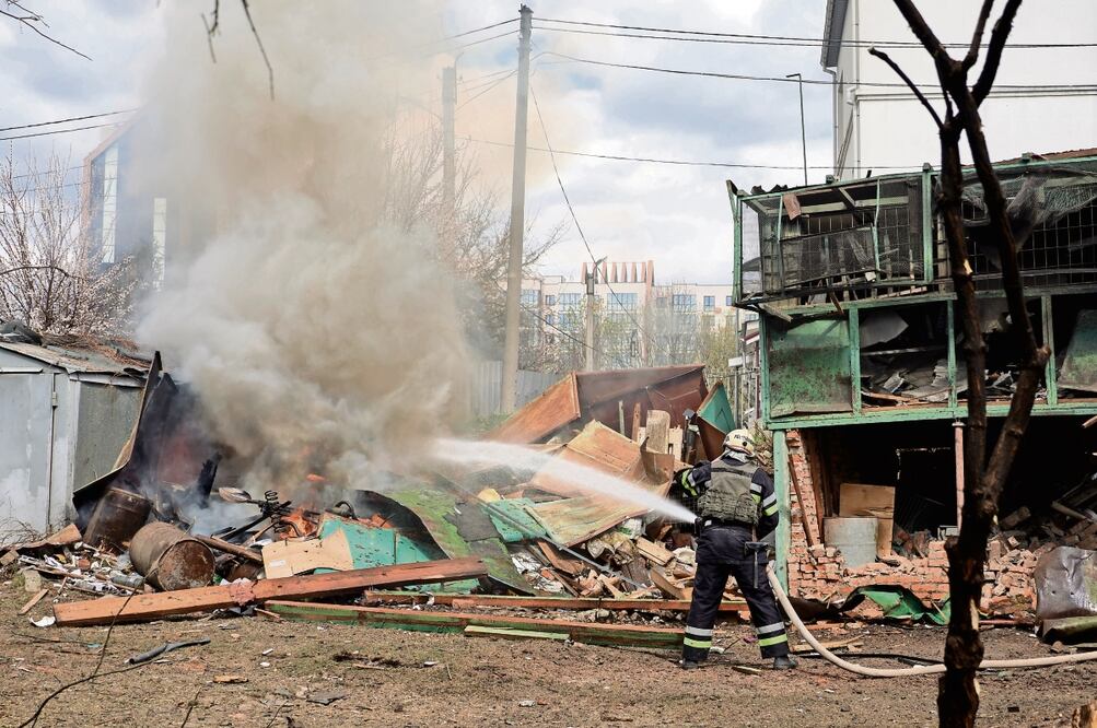 Rescatistas ucranianos apagan un incendio por un ataque en Kharkiv. Foto: EFE
