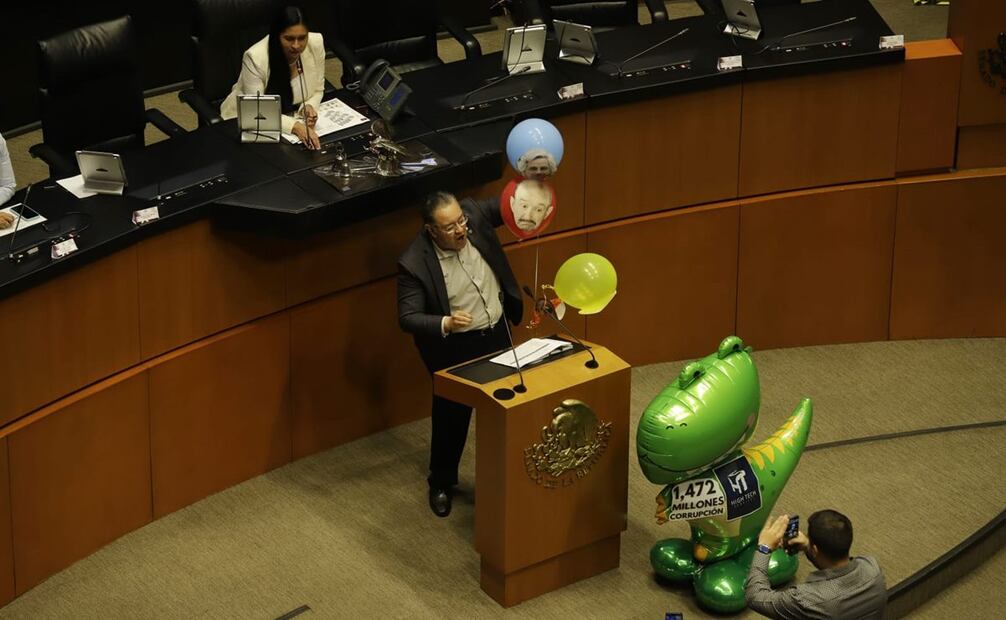 El senador del partido Morena Gabriel García Hernández rompió unos globos "en contra de la corrupción" durante su intervención en la sesión permanente en el Senado de la república. Foto: Fernanda Rojas/EL UNIVERSAL