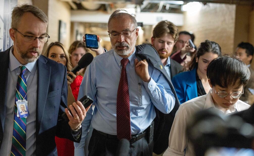 El presidente del Caucus de Libertad de la Cámara de Representantes, el representante Andy Harris (republicano por Maryland), llega a una reunión republicana de la Cámara en el Capitolio de los Estados Unidos el 20 de mayo de 2025 en Washington, D.C. El presidente de Estados Unidos, Donald Trump, se unirá a los legisladores conservadores de la Cámara para impulsar su proyecto de ley presupuestaria, tras su aprobación en el Comité de Presupuesto de la Cámara el domingo por la noche. Foto: AFP
