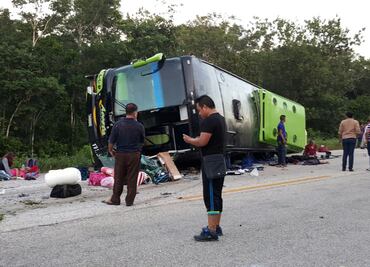 Vuelca autobús en QRoo; hay tres muertos y 32 heridos