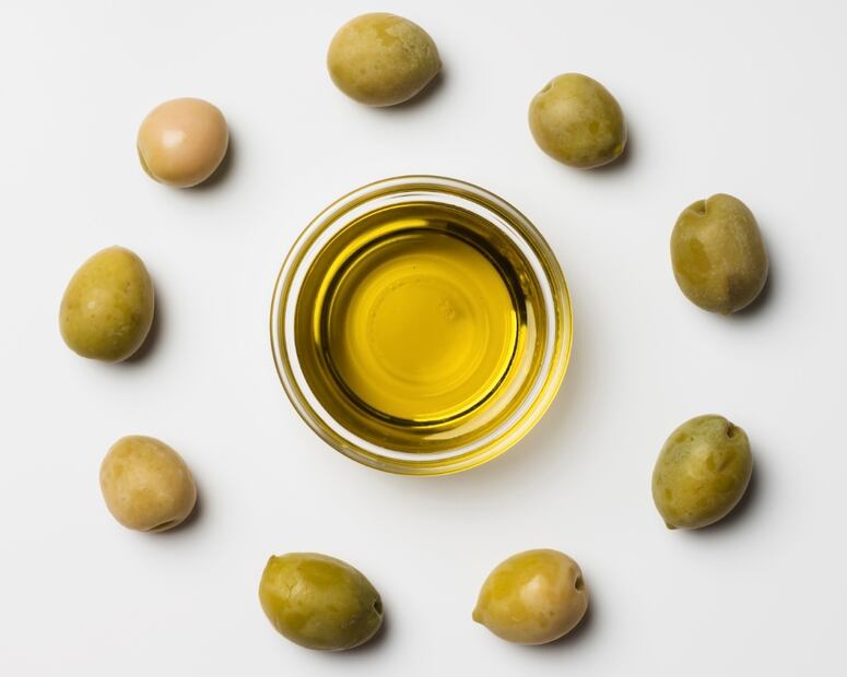 El aceite de oliva hidrata y tiene propiedades antioxidantes. Foto: Freepik